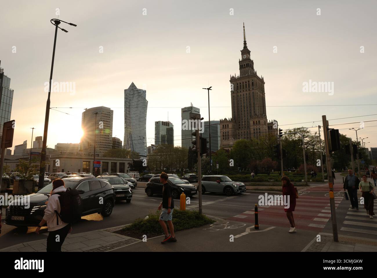 Piétons à Varsovie - Palais de la culture au coucher du soleil, style de rue et vie urbaine Banque D'Images