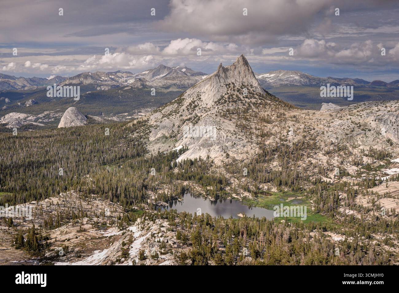 Vue sur Cathedral Peak et Mt Conness au loin de Tresidder Peak dans le parc national de Yosemite, Californie, États-Unis Banque D'Images