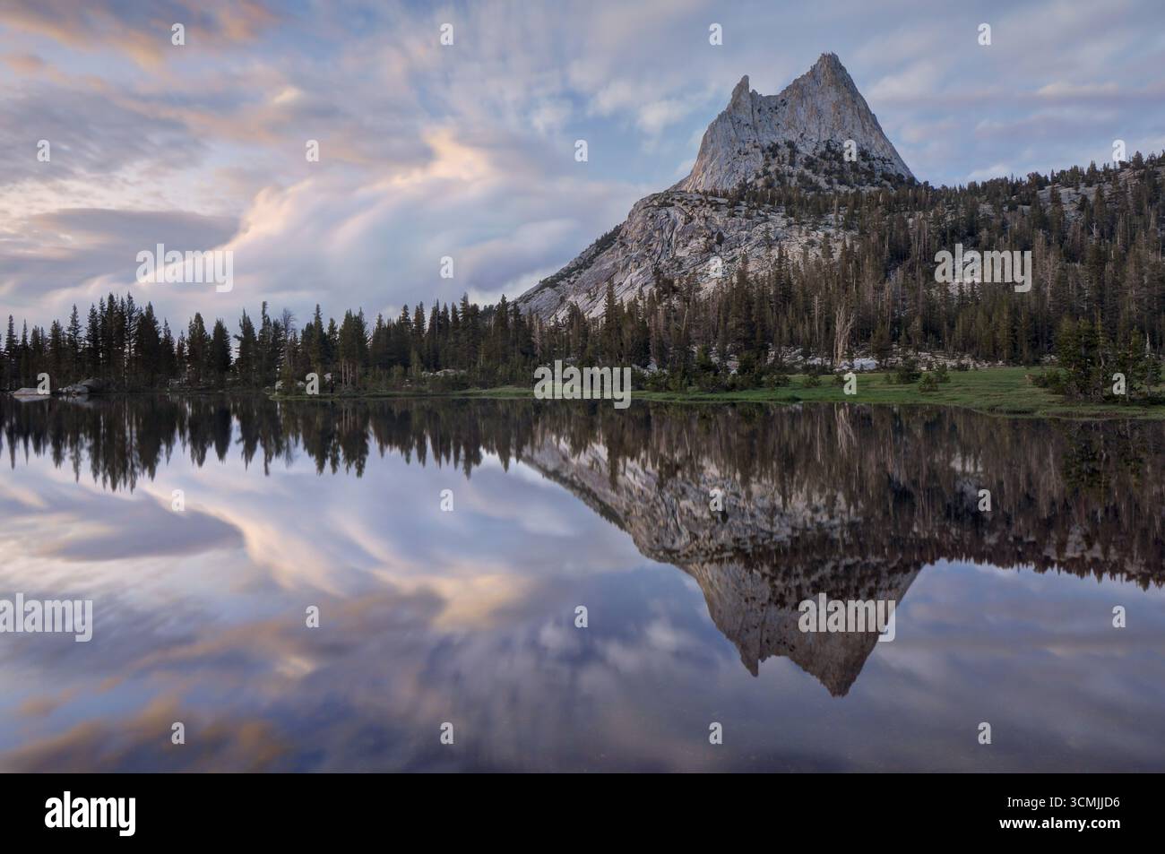 Vue sur la terre de Cathedral Peak reflétée dans le lac Upper Cathedral, parc national de Yosemite, Californie, États-Unis Banque D'Images