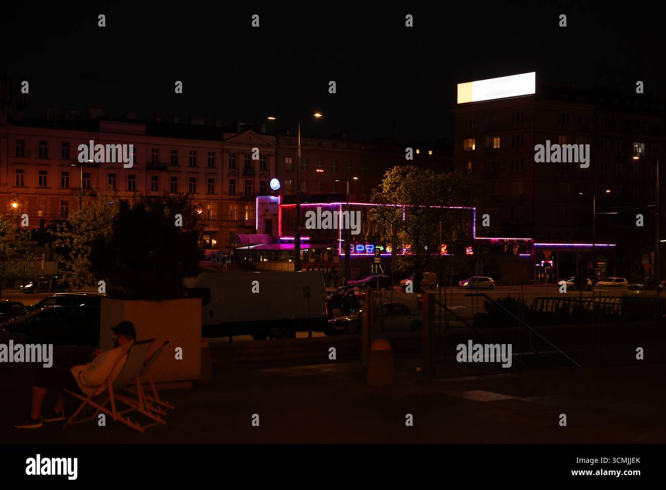 Vie nocturne au néon à Varsovie, en Pologne, une scène de bar urbaine colorée pour le style de vie et les tendances Banque D'Images