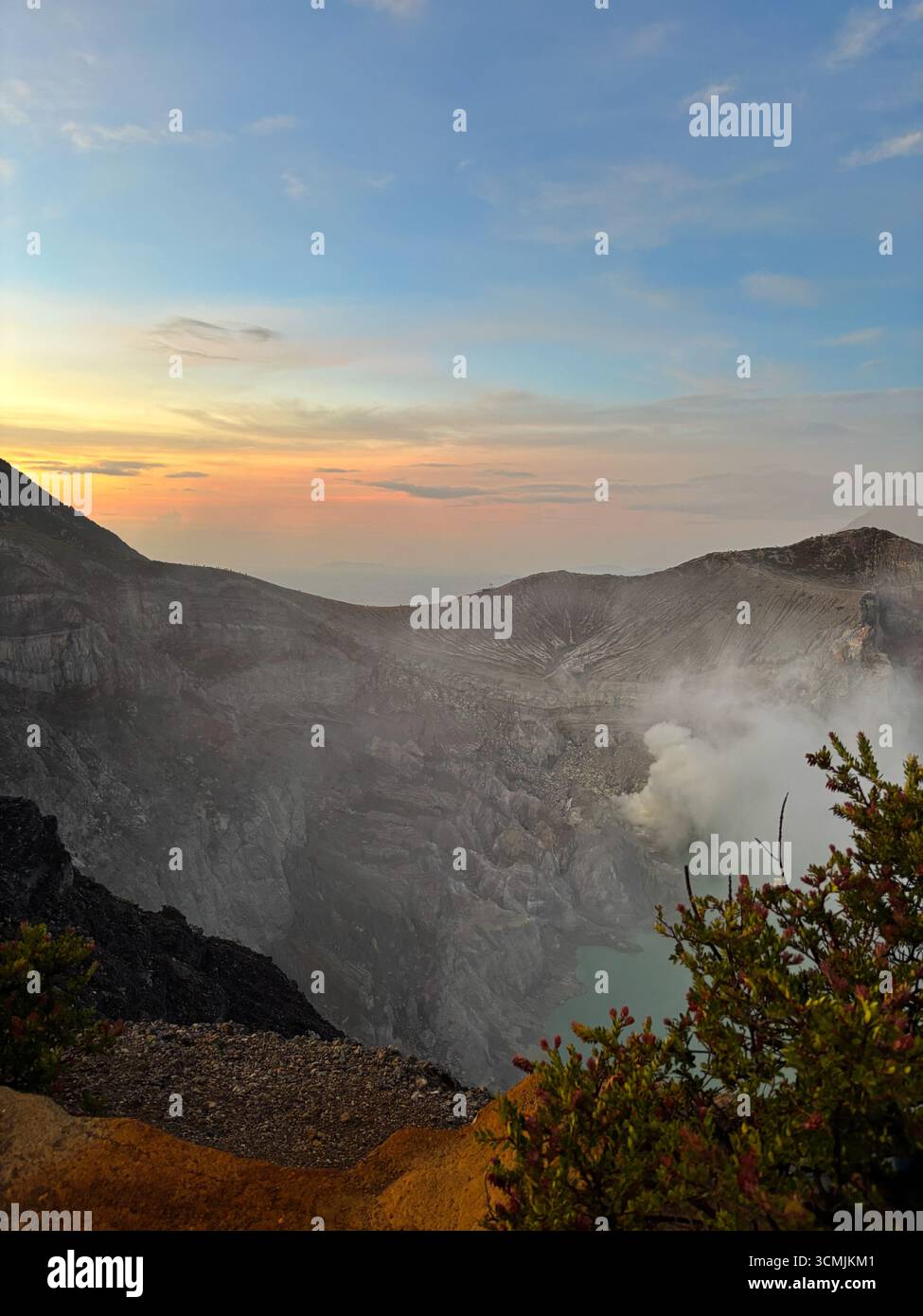 Vue du sommet du mont Ijen et de son lac au petit matin, Java oriental, Indonésie, novembre 2024 Banque D'Images