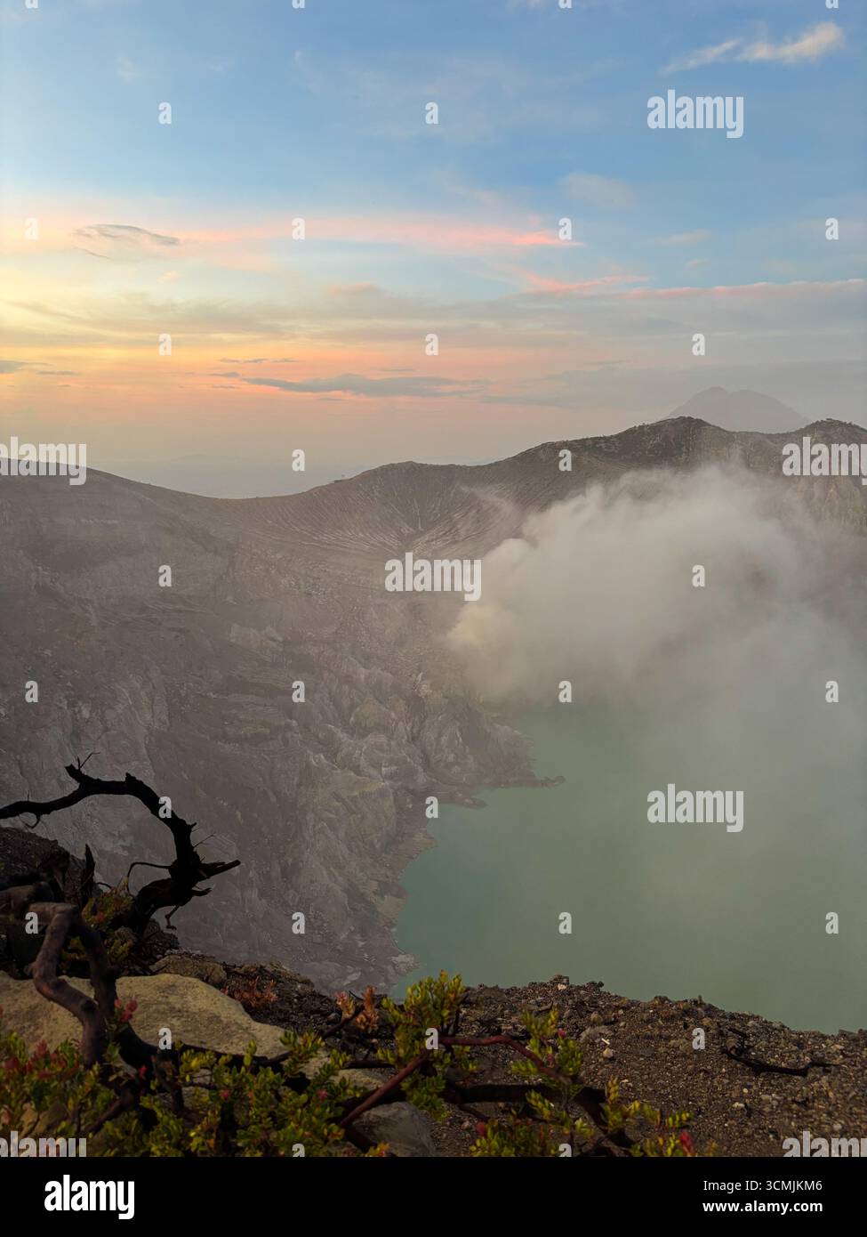 Vue du sommet du mont Ijen et de son lac au petit matin, Java oriental, Indonésie, novembre 2024 Banque D'Images