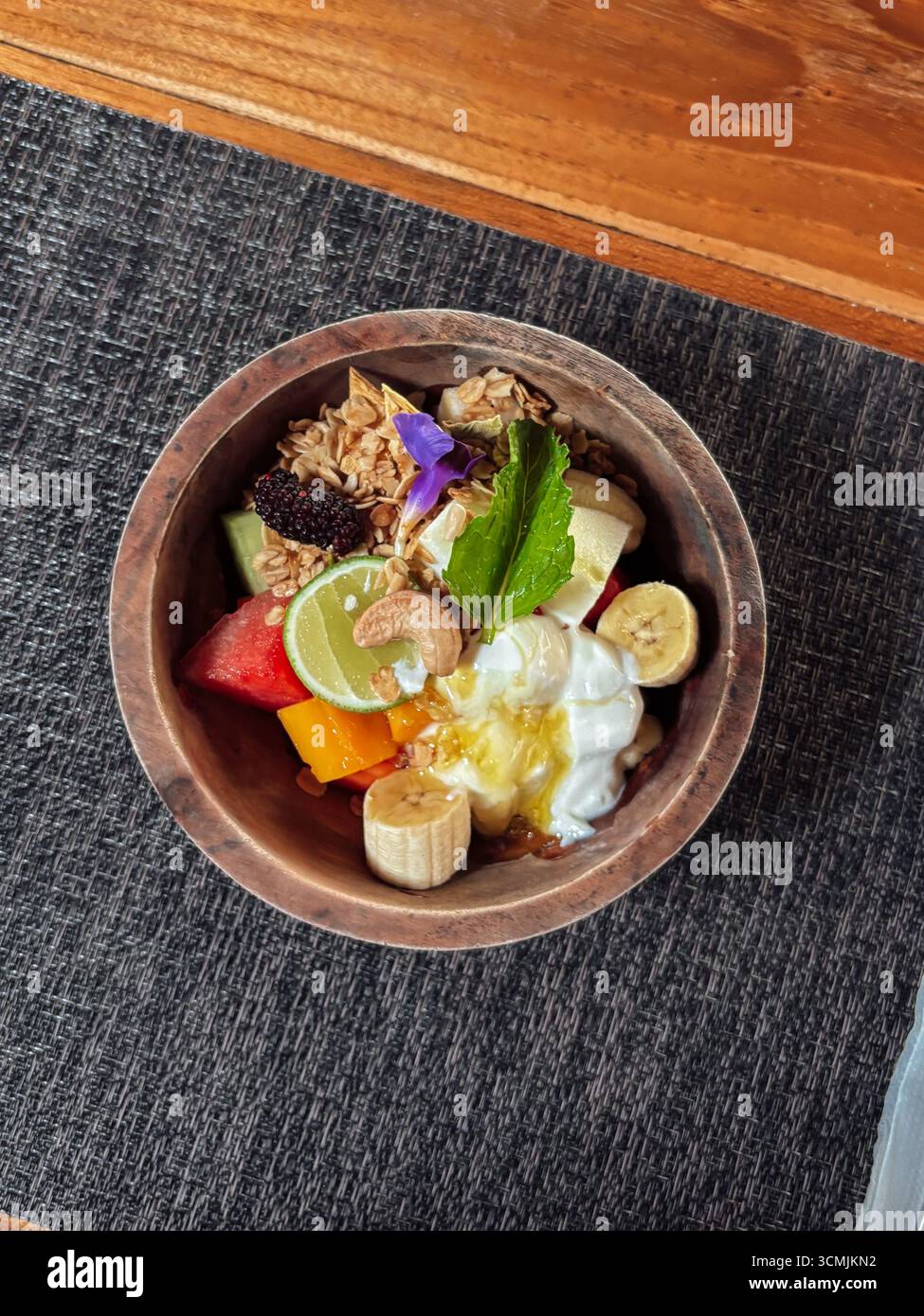 Bol de petit déjeuner à l'hôtel Blue Karma Dijiw à Ubud, Bali, Indonésie, novembre 2024 Banque D'Images