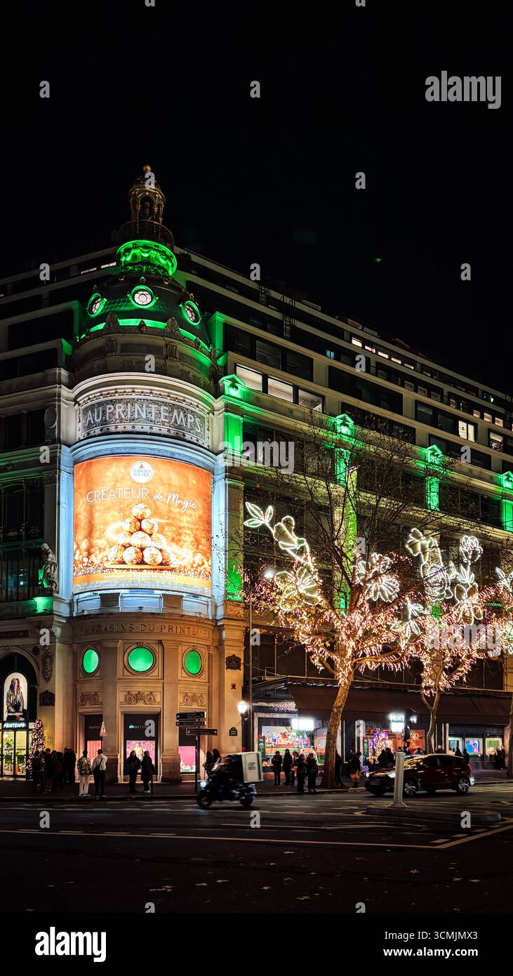 Printemps magasin lumières décorations pendant la saison de Noël dans Boulevard Haussmann, à Paris, France Banque D'Images