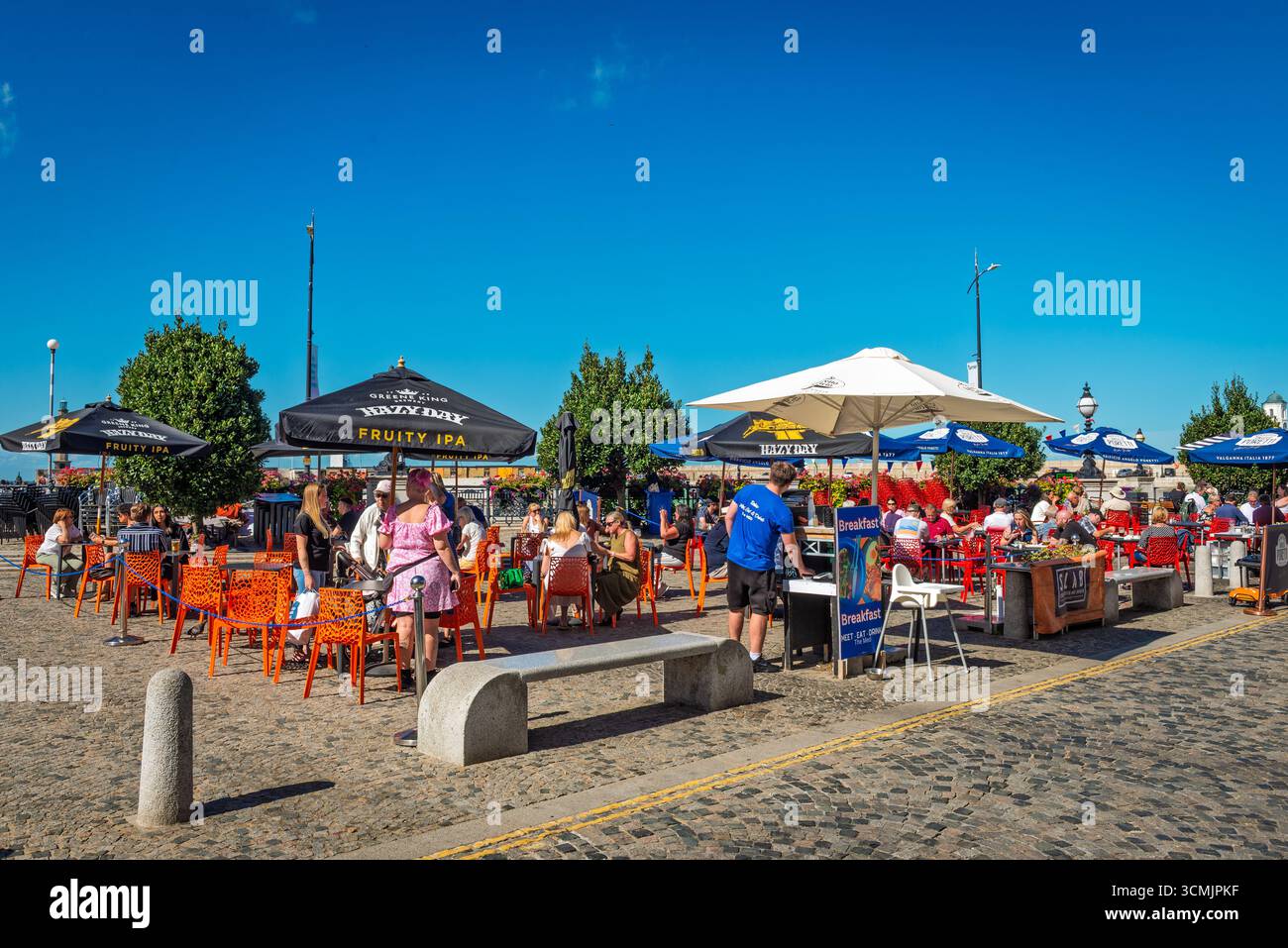 Dîner en plein air sur la place pavée entre The Parade et Market Street, Margate, Kent, Royaume-Uni Banque D'Images