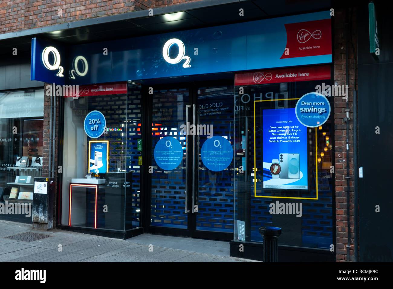 O2 magasin de téléphonie mobile à Bishops Stortford, Hertfordshire, Royaume-Uni, avec des affiches promotionnelles, des offres et des réductions. Banque D'Images