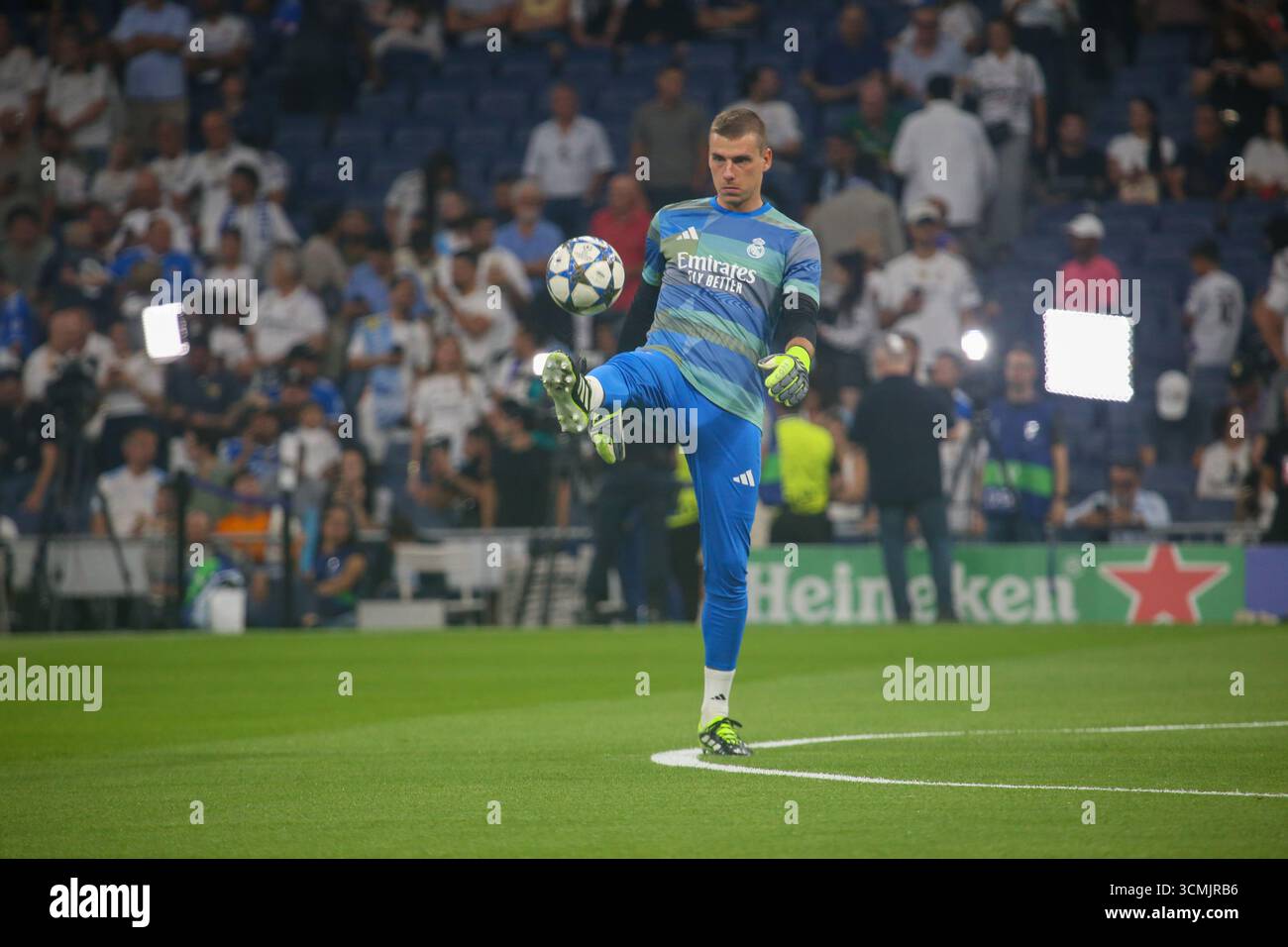 Madrid, Espagne, 16 septembre 2025 : le gardien du Real Madrid Andriy Lunin (13 ans) touche le ballon lors de la manche de la Ligue des Champions 2025-26 de la 1ère journée entre le Real Madrid et Marseille au stade Santiago Bernabeu le 16 septembre 2025 à Madrid, Espagne. Crédit : Alberto Brevers / Alamy Live News. Banque D'Images