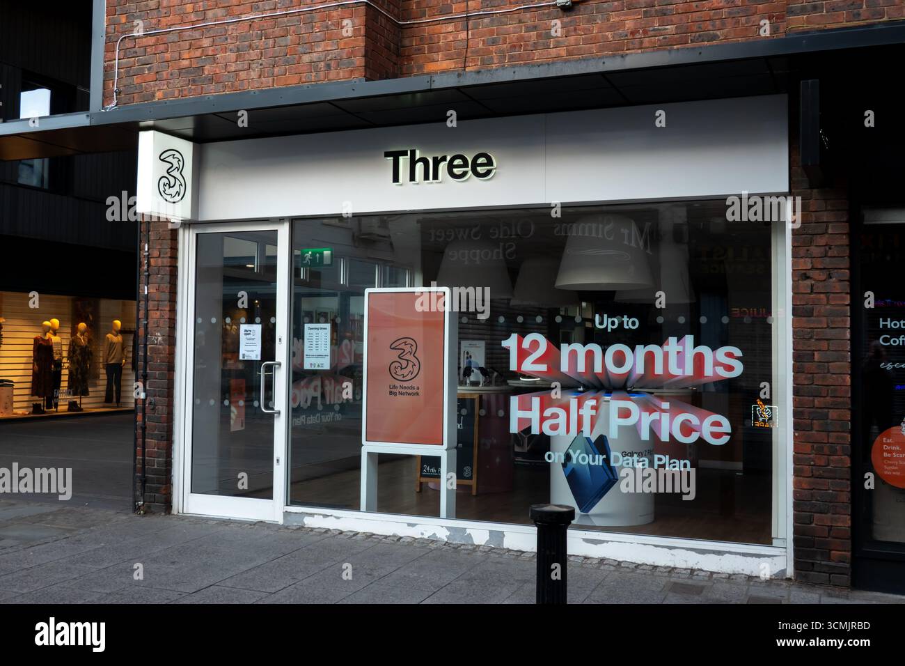 Trois magasins de téléphonie mobile à Bishops Stortford, Angleterre, propose des offres promotionnelles affichées sur les vitrines. Banque D'Images