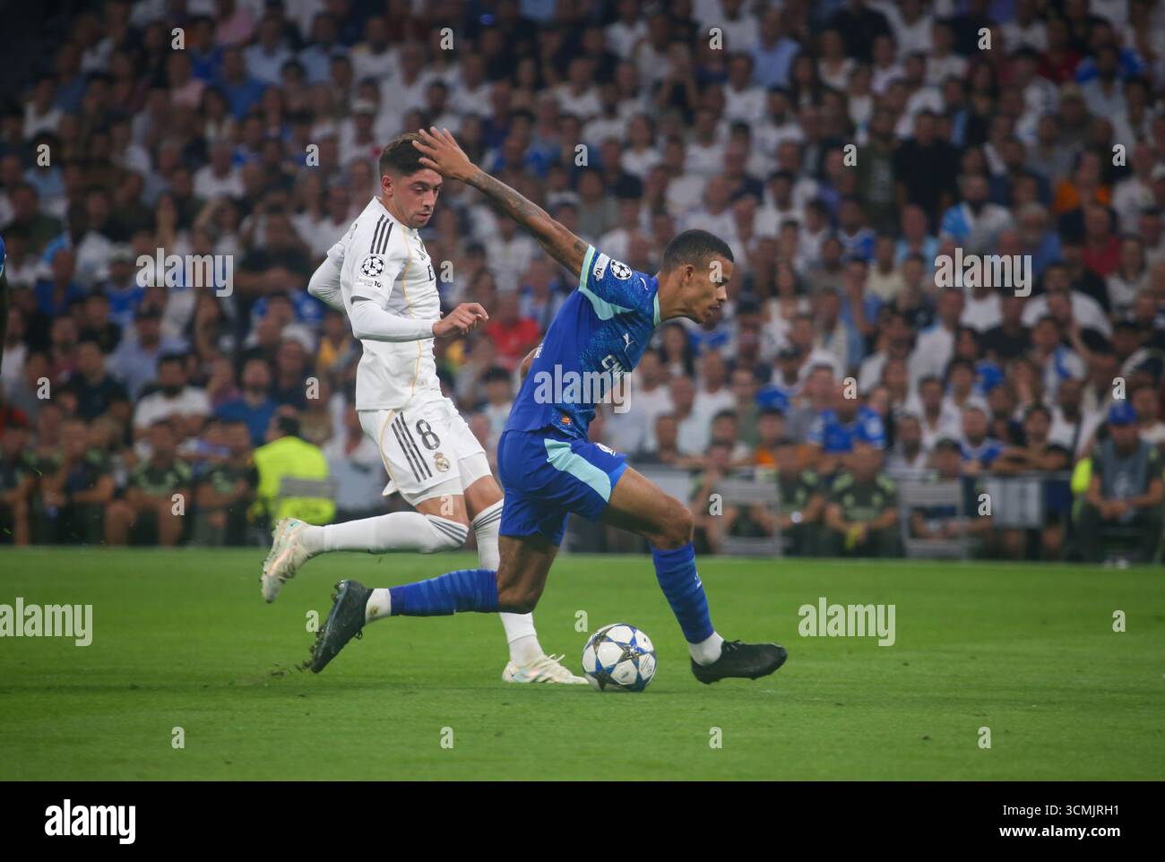 Madrid, Espagne, 16 septembre 2025 : Mason Greenwood (10, R) dribble le ballon sous la pression de Federico Valverde (8, l) lors de la ronde de 1 de l'UEFA Champions League 2025-26 entre le Real Madrid et Marseille au stade Santiago Bernabeu le 16 septembre 2025 à Madrid, Espagne. Crédit : Alberto Brevers / Alamy Live News. Banque D'Images