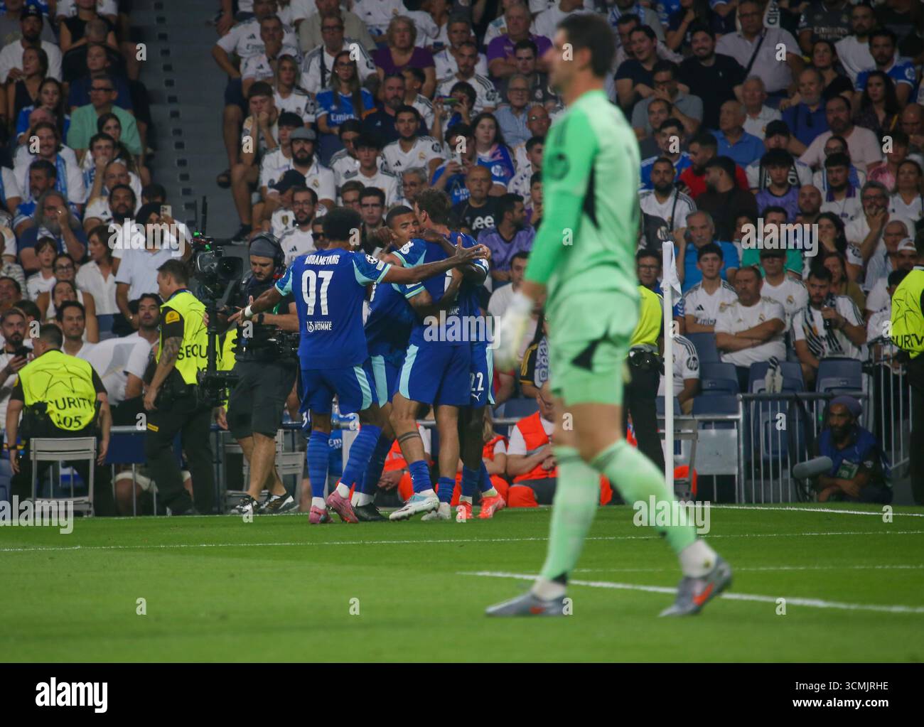 Madrid, Espagne, le 16 septembre 2025 : les joueurs marseillais célèbrent avoir marqué leur premier but lors de la manche de la Ligue des Champions 2025-26 du 1er jour de match entre le Real Madrid et Marseille au stade Santiago Bernabeu le 16 septembre 2025, à Madrid, en Espagne. Crédit : Alberto Brevers / Alamy Live News. Banque D'Images