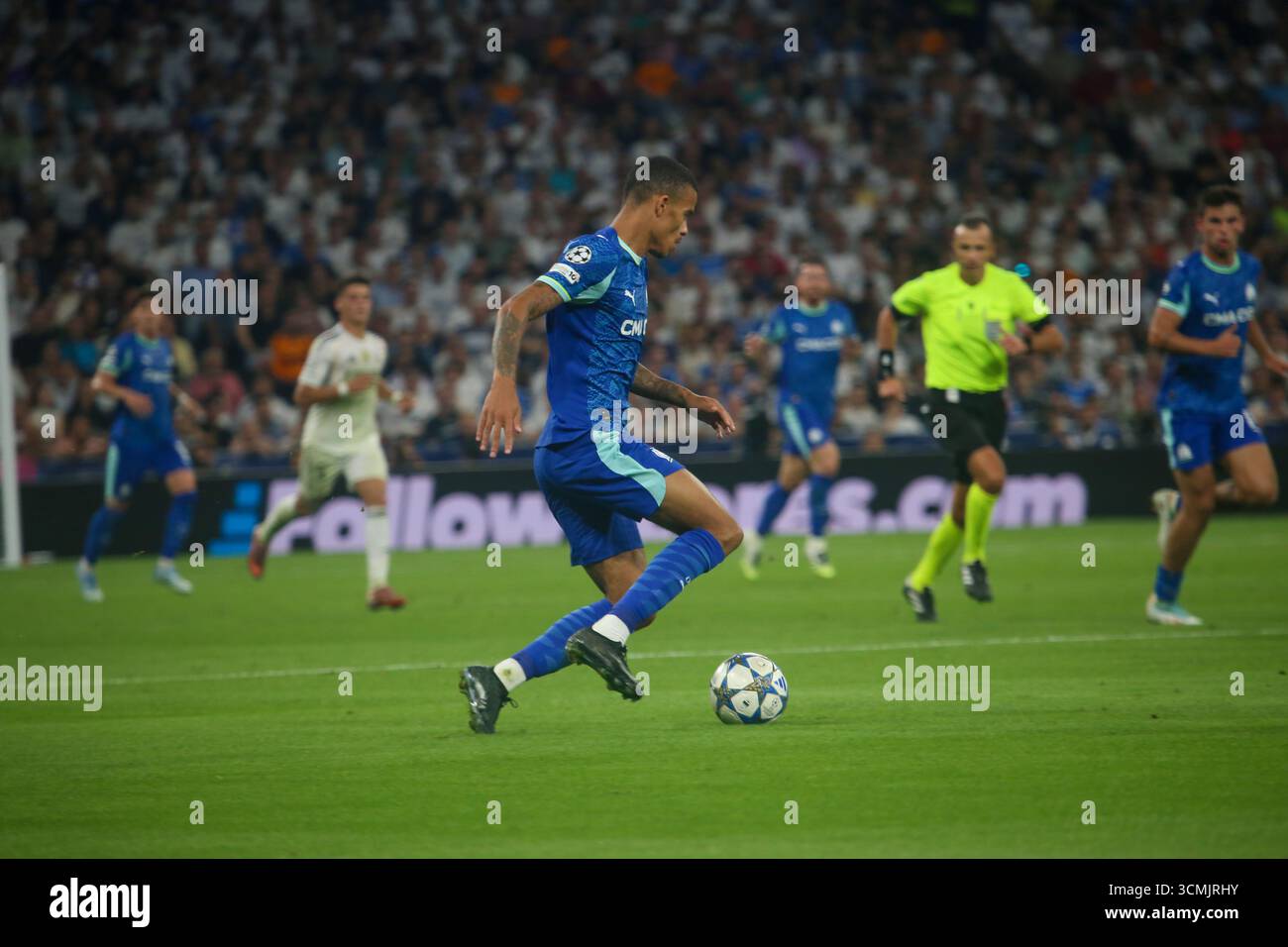 Madrid, Espagne, 16 septembre 2025 : Mason Greenwood (10) de Marseille court avec le ballon lors de la ronde 1 de l'UEFA Champions League 2025-26 entre le Real Madrid et Marseille au stade Santiago Bernabeu le 16 septembre 2025 à Madrid, Espagne. Crédit : Alberto Brevers / Alamy Live News. Banque D'Images