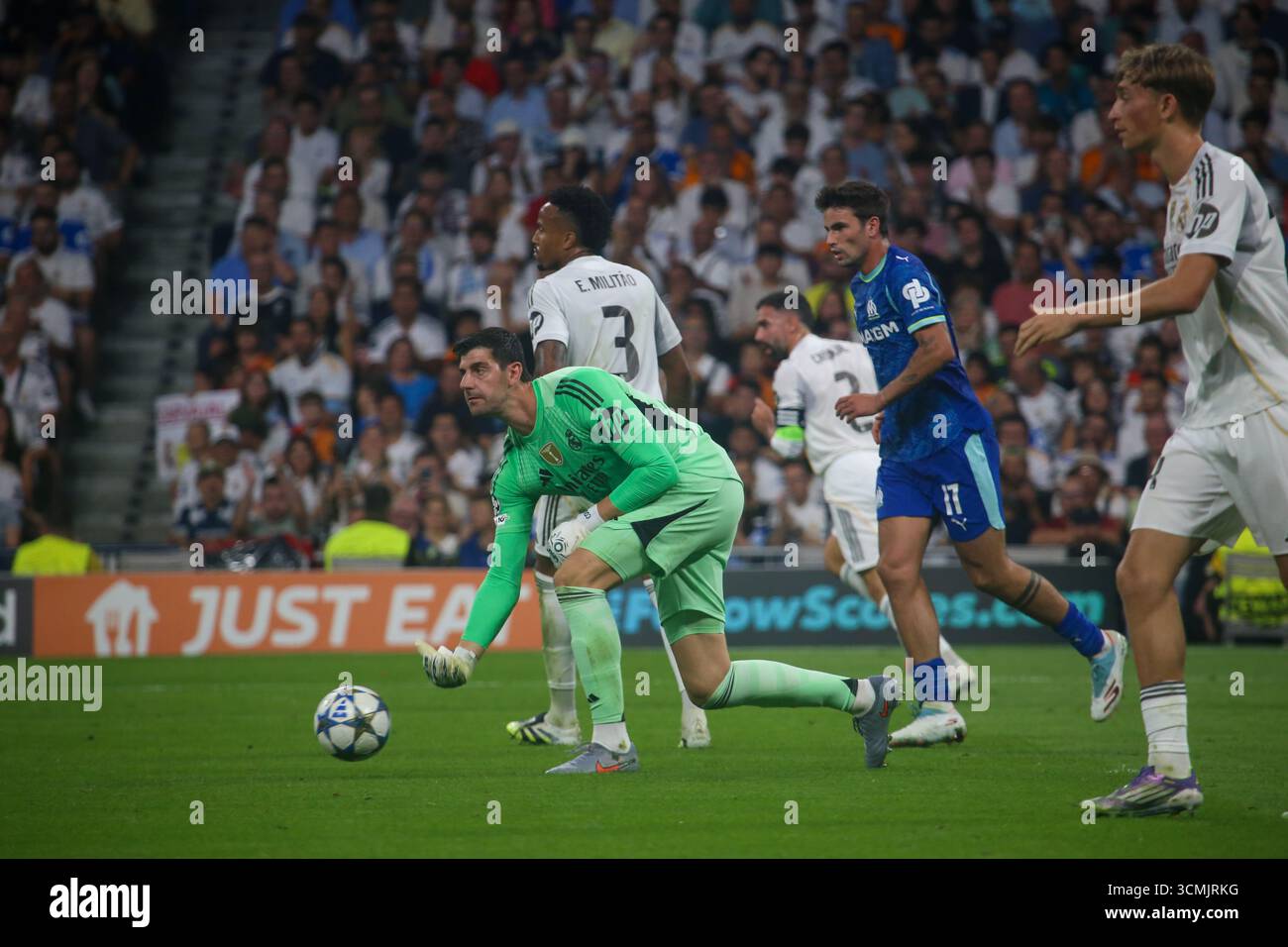 Madrid, Espagne, le 16 septembre 2025 : le gardien du Real Madrid, Thibaut Courtois (1), remet le ballon en main lors de la ronde 1 de l'UEFA Champions League 2025-26 entre le Real Madrid et Marseille au stade Santiago Bernabeu le 16 septembre 2025 à Madrid, Espagne. Crédit : Alberto Brevers / Alamy Live News. Banque D'Images