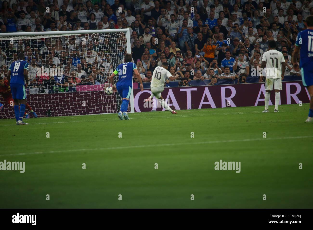 Madrid, Espagne, le 16 septembre 2025 : Kylian Mbappé (10 ans) du Real Madrid prend une pénalité lors de la manche de la Ligue des Champions 2025-26 de 1 jour 1 entre le Real Madrid et Marseille au stade Santiago Bernabeu le 16 septembre 2025, à Madrid, Espagne. Crédit : Alberto Brevers / Alamy Live News. Banque D'Images