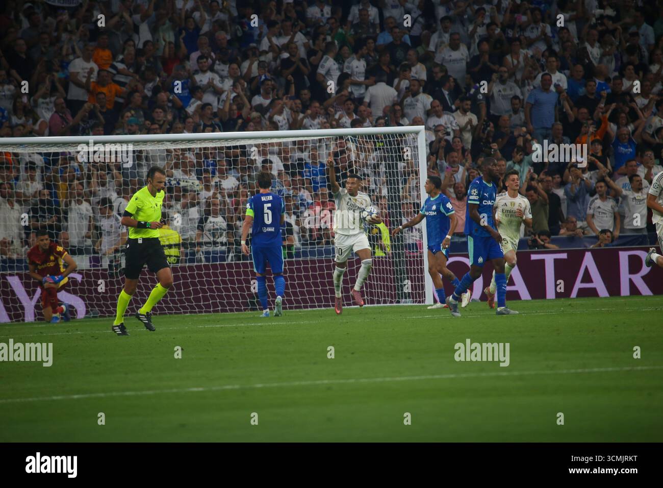 Madrid, Espagne, le 16 septembre 2025 : Kylian Mbappé (10 ans) du Real Madrid célèbre avoir marqué l'égaliseur lors de la manche de la Ligue des Champions 2025-26 de la 1ère journée entre le Real Madrid et Marseille au stade Santiago Bernabeu le 16 septembre 2025 à Madrid, Espagne. Crédit : Alberto Brevers / Alamy Live News. Banque D'Images