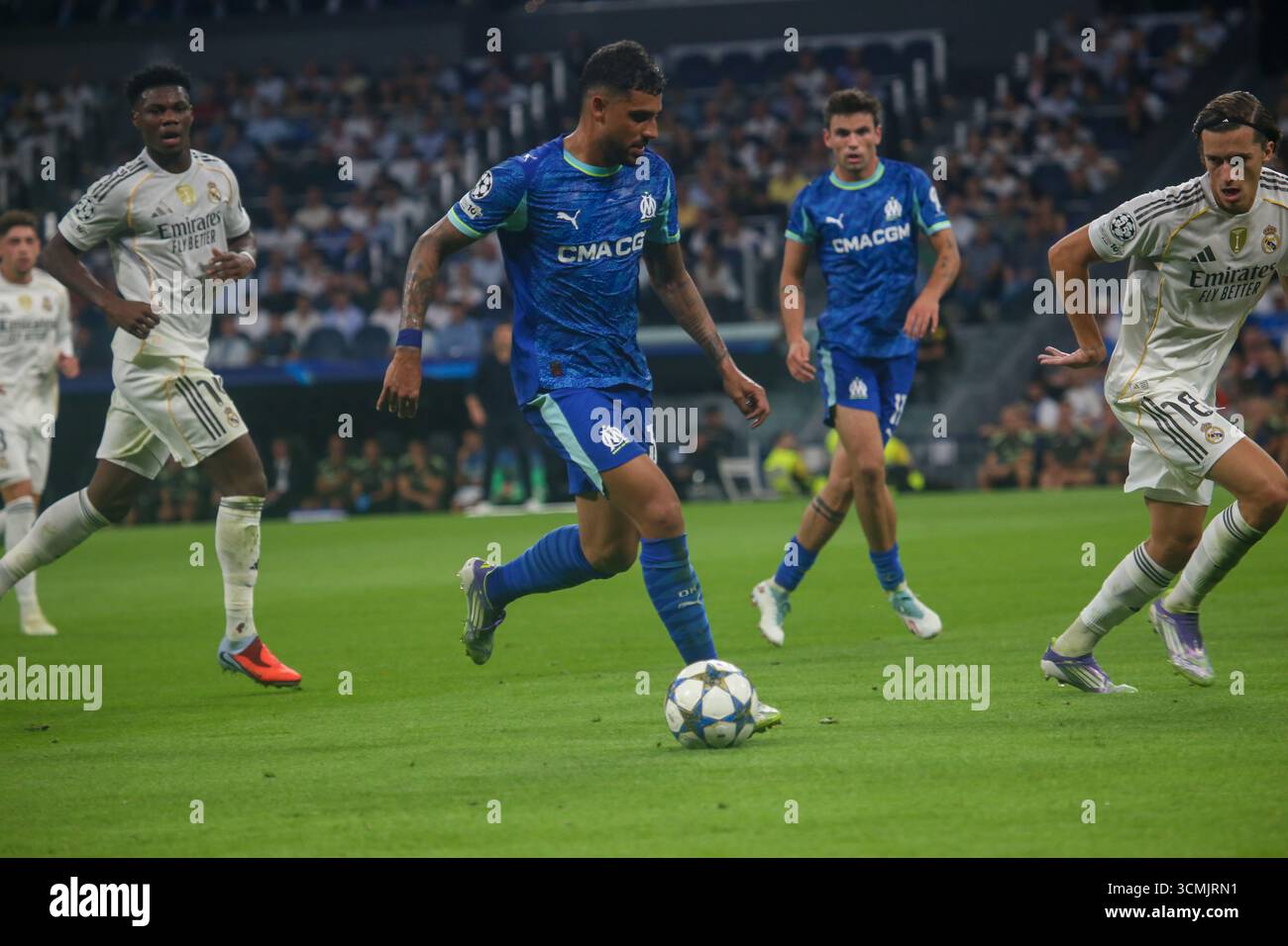 Madrid, Espagne, 16 septembre 2025 : Emerson Palmieri (33 ans) de Marseille avec le ballon contre plusieurs adversaires lors de la manche de la Ligue des Champions 2025-26 de la 1re journée entre le Real Madrid et Marseille au stade Santiago Bernabeu le 16 septembre 2025, à Madrid, Espagne. Crédit : Alberto Brevers / Alamy Live News. Banque D'Images