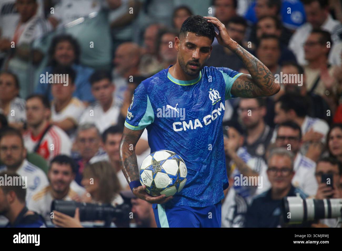 Madrid, Espagne, le 16 septembre 2025 : Emerson Palmieri (33 ans) de Marseille se prépare à prendre un corner lors de la manche de la Ligue des Champions 2025-26 de la 1ère journée entre le Real Madrid et Marseille au stade Santiago Bernabeu le 16 septembre 2025 à Madrid, Espagne. Crédit : Alberto Brevers / Alamy Live News. Banque D'Images