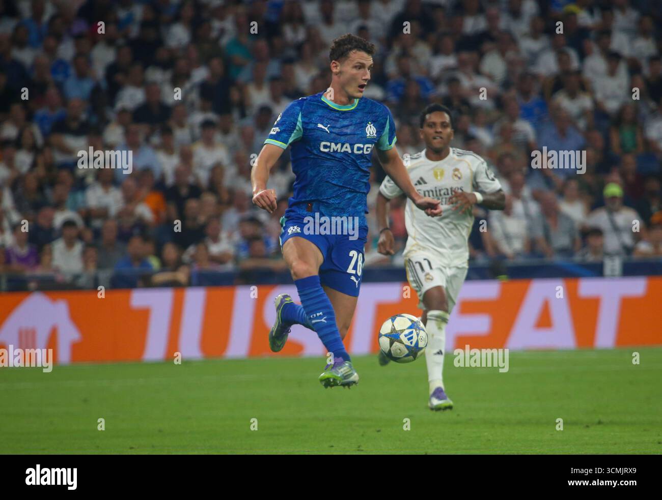 Madrid, Espagne, 16 septembre 2025 : Benjamin Pavard (28, l) de Marseille contrôle le ballon lors de la manche de l'UEFA Champions League 2025-26 du 1er jour de match entre le Real Madrid et Marseille au stade Santiago Bernabeu le 16 septembre 2025 à Madrid, Espagne. Crédit : Alberto Brevers / Alamy Live News. Banque D'Images
