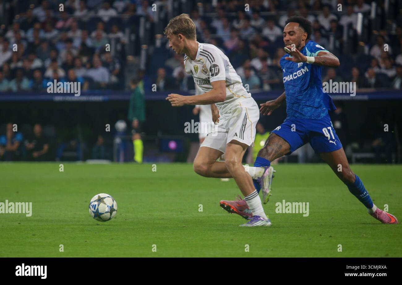 Madrid, Espagne, 16 septembre 2025 : le doyen Hujijsen du Real Madrid (24, l) avec le ballon contre Pierre-Emerick Aubameyang (93, R) lors de la première manche de la Ligue des Champions de l'UEFA 2025-26 entre le Real Madrid et Marseille au stade Santiago Bernabeu le 16 septembre 2025, à Madrid, Espagne. Crédit : Alberto Brevers / Alamy Live News. Banque D'Images