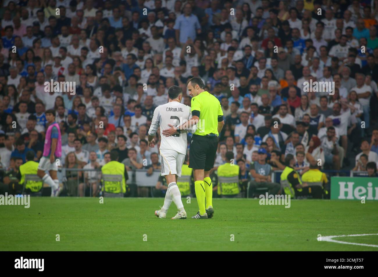 Madrid, Espagne, le 16 septembre 2025 : L'arbitre Irfan Peljto (d) s'entretient avec Daniel Carvajal (2, l) lors de la ronde de 1 de l'UEFA Champions League 2025-26 entre le Real Madrid et Marseille au stade Santiago Bernabeu le 16 septembre 2025 à Madrid, Espagne. Crédit : Alberto Brevers / Alamy Live News. Banque D'Images