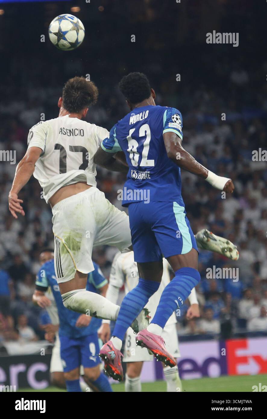 Madrid, Espagne, 16 septembre 2025 : Amir Murillo (62, R) de Marseille combat pour le ballon aux côtés de Raúl Asencio (17, l) lors de la première manche de l'UEFA Champions League 2025-26 entre le Real Madrid et Marseille au stade Santiago Bernabeu le 16 septembre 2025 à Madrid, Espagne. Crédit : Alberto Brevers / Alamy Live News. Banque D'Images