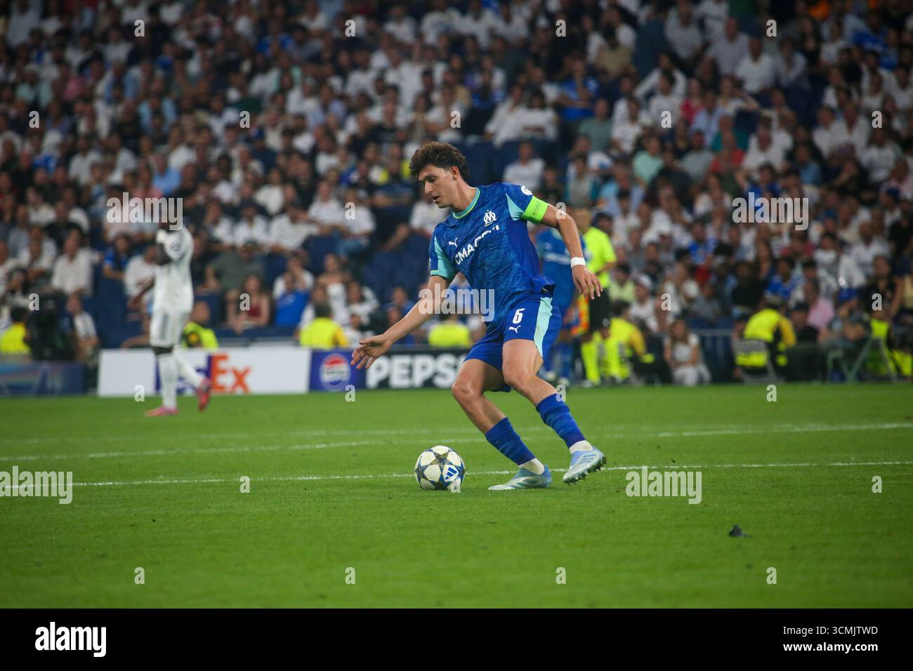 Madrid, Espagne, 16 septembre 2025 : Leonardo Belardi (5) de Marseille avec le ballon lors de la manche de l'UEFA Champions League 2025-26 du 1er jour de match entre le Real Madrid et Marseille au stade Santiago Bernabeu le 16 septembre 2025 à Madrid, Espagne. Crédit : Alberto Brevers / Alamy Live News. Banque D'Images