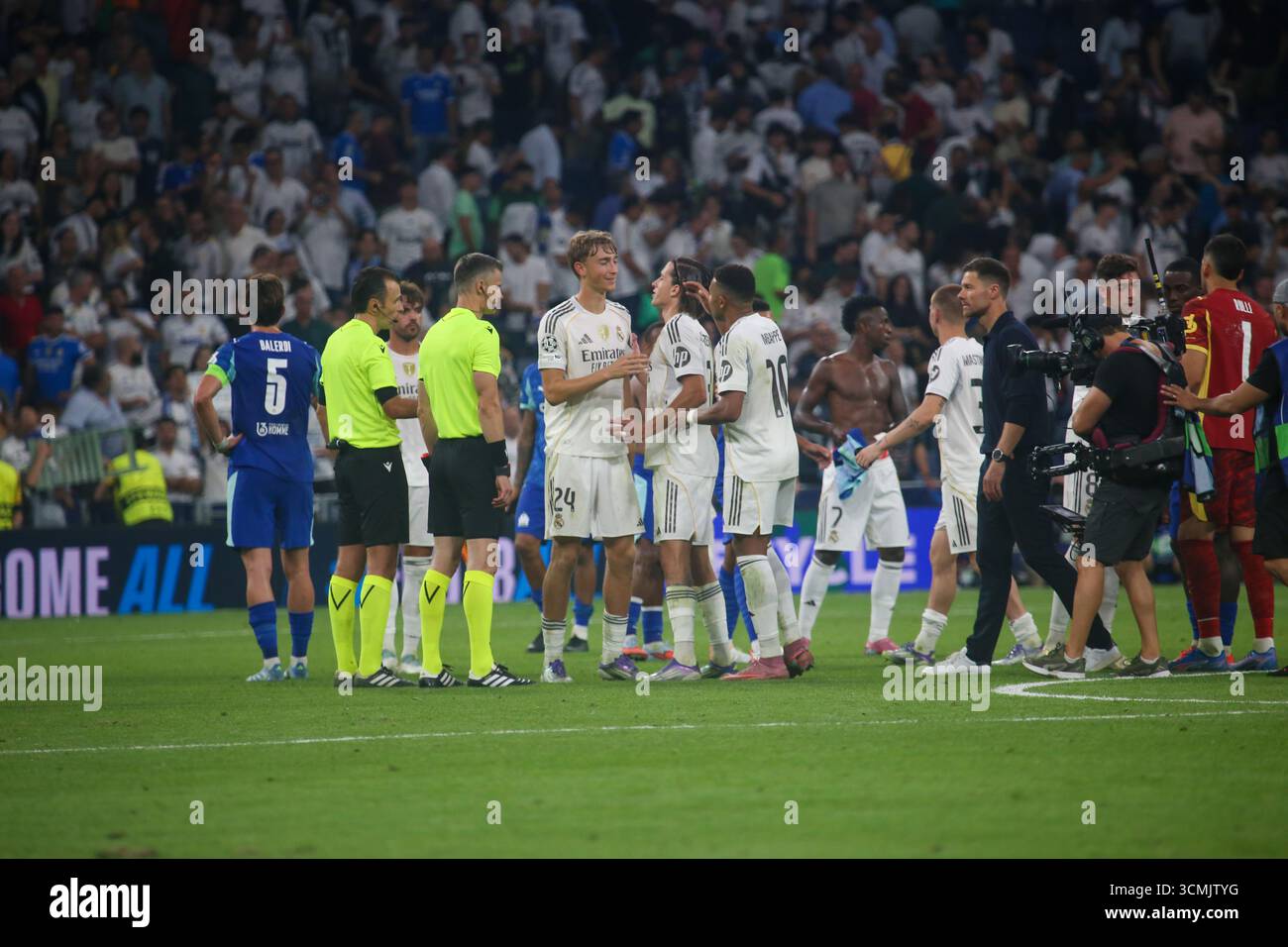 Madrid, Espagne, le 16 septembre 2025 : les joueurs du Real Madrid célèbrent leur victoire lors de la première manche de l'UEFA Champions League 2025-26 entre le Real Madrid et Marseille au stade Santiago Bernabeu le 16 septembre 2025, à Madrid, en Espagne. Crédit : Alberto Brevers / Alamy Live News. Banque D'Images