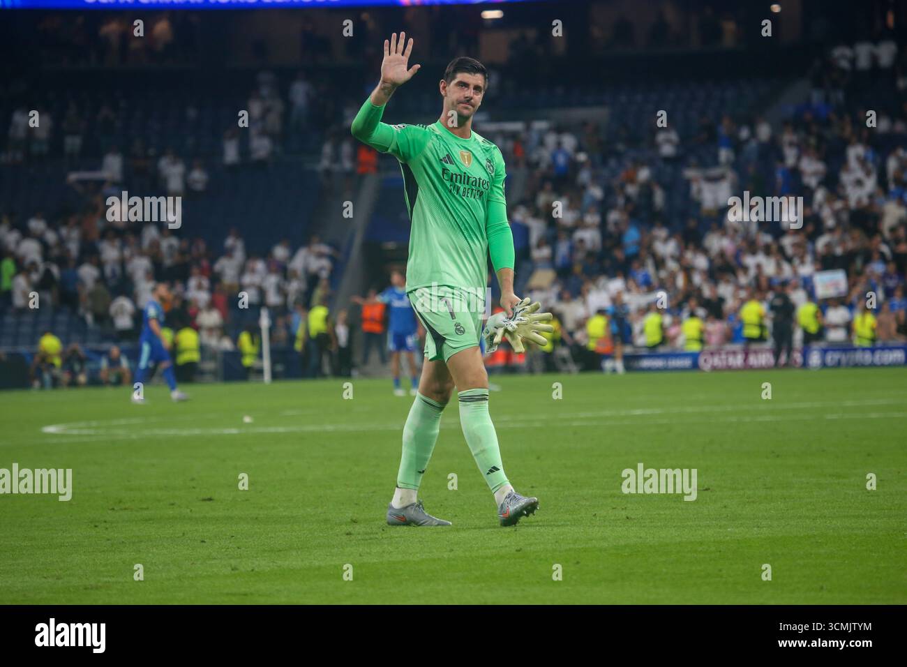 Madrid, Espagne, 16 septembre 2025 : le gardien du Real Madrid Thibaut Courtois (1) applaudit la foule lors de la manche de la Ligue des Champions 2025-26 de la 1ère journée entre le Real Madrid et Marseille au stade Santiago Bernabeu le 16 septembre 2025, à Madrid, en Espagne. Crédit : Alberto Brevers / Alamy Live News. Banque D'Images