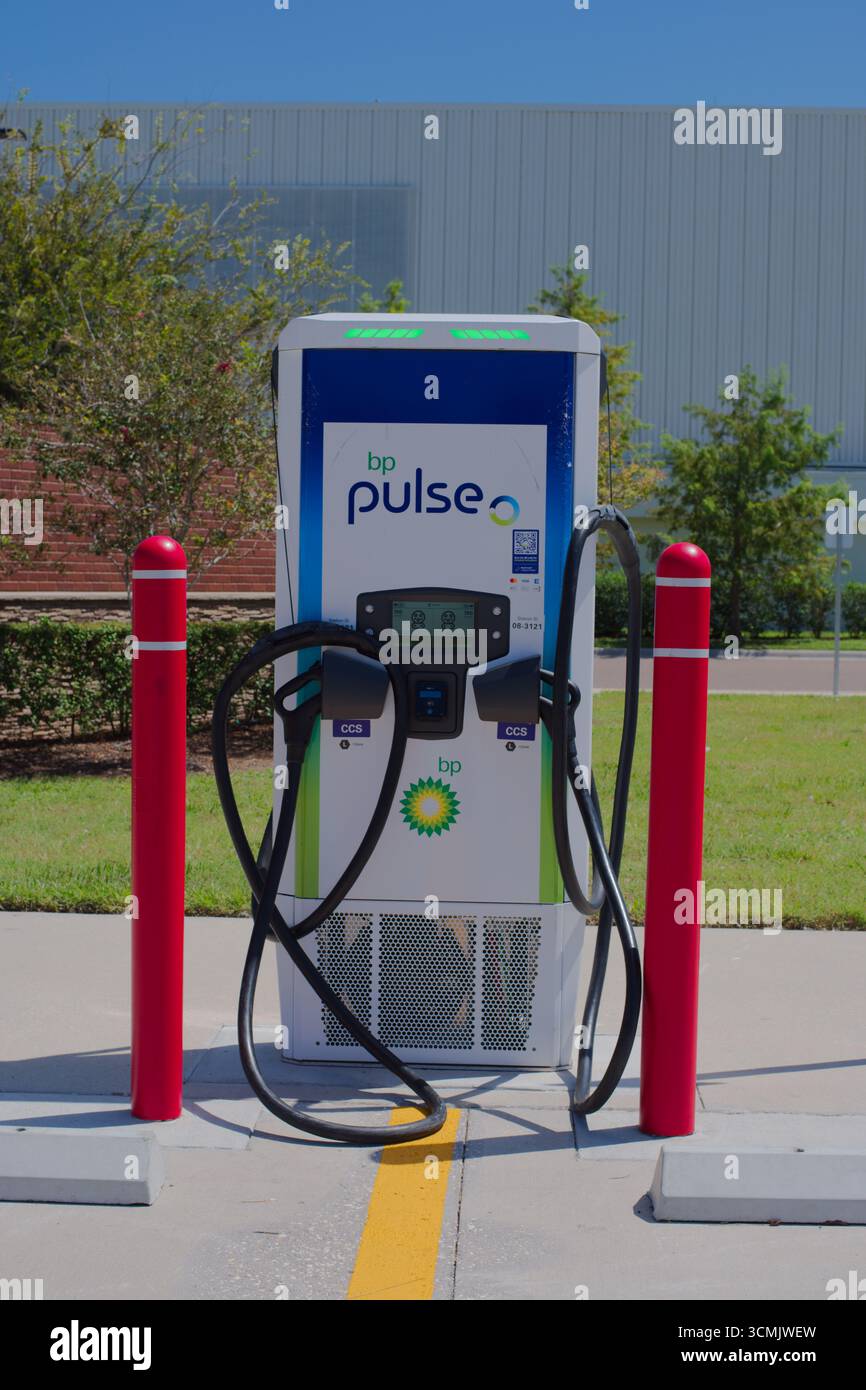 Station de recharge de véhicule électrique moderne à l'extérieur dans un emplacement urbain pratique. Usage éditorial uniquement 15 septembre 2025 produit Petersburg, FL USA. Équipp Banque D'Images