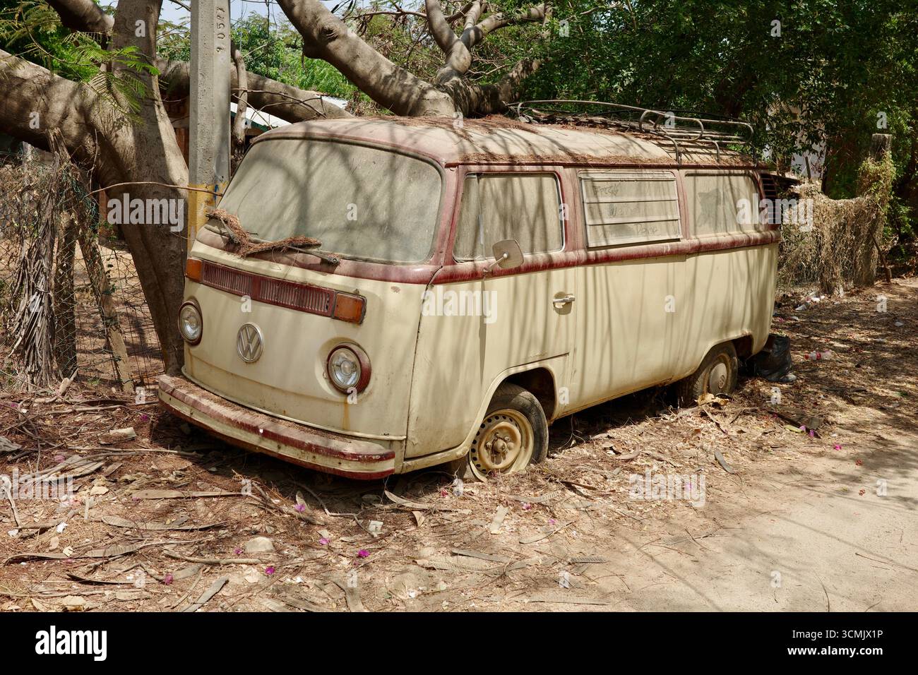 Une Volkswagen Kombi poussiéreuse des années 1970 repose abandonnée à la Punta, Zicatela, Puerto Escondido, Oaxaca, son charme délavé faisant écho à la culture du surf et Road-trip nos Banque D'Images