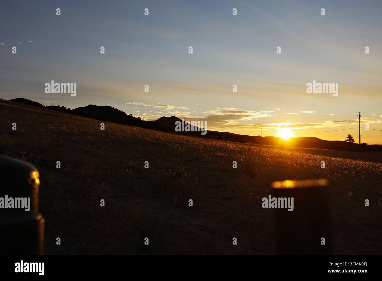 Cieux de coucher de soleil enflammé et crépuscule sur les collines de Contra Loma à Antioch, Californie. Le paysage d'East Bay est capturé dans des couleurs vives Banque D'Images