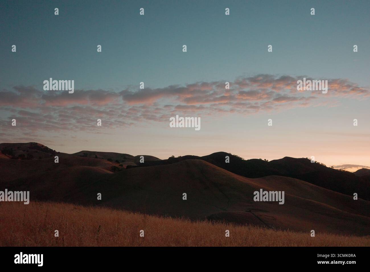 Cieux de coucher de soleil enflammé et crépuscule sur les collines de Contra Loma à Antioch, Californie. Le paysage d'East Bay est capturé dans des couleurs vives Banque D'Images