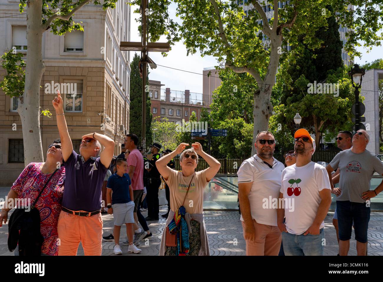 Touristes regardant vers le haut sur Las Ramblas à Barcelone Banque D'Images