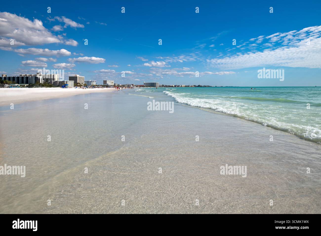 Une vue imprenable sur la plage de Siesta Key à Sarasota, en Floride, célèbre pour son sable blanc pur. Banque D'Images
