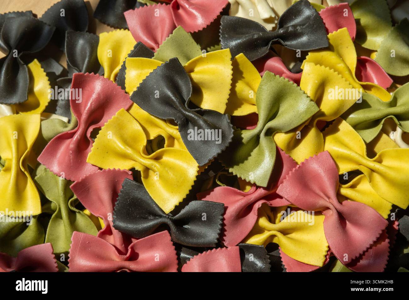 Gros plan des pâtes sèches gourmandes Five Flavor Farfalle, 2025, États-Unis Banque D'Images