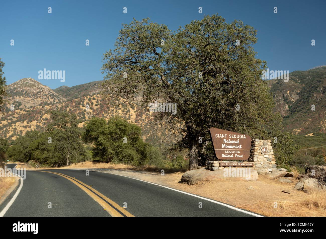 California Highway 190 au panneau d'entrée pour Giant Sequoia National Monument avec des montagnes et des chênes dans le comté de Tulare Banque D'Images