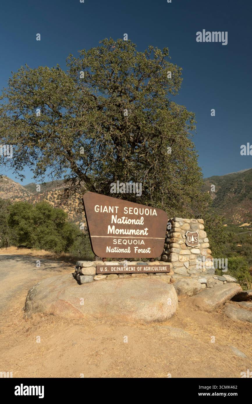 Panneau indiquant l'entrée du monument national géant Sequoia le long de la California Highway 190 Banque D'Images