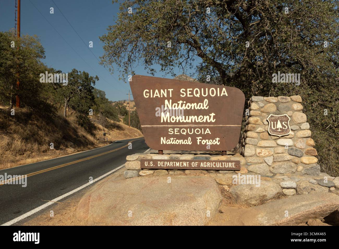 Panneau indiquant l'entrée du monument national géant Sequoia le long de la California Highway 190 Banque D'Images