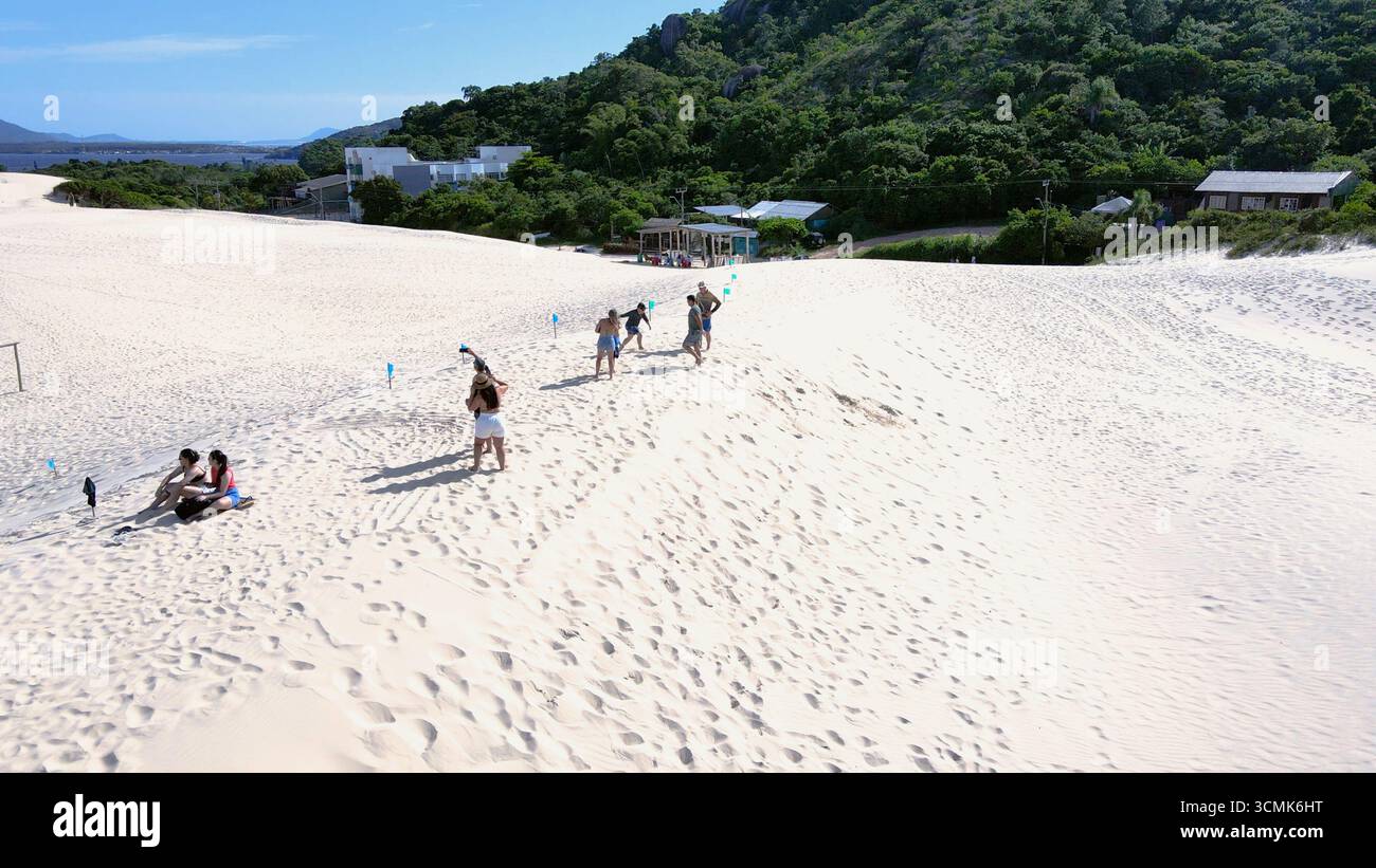 Vue aérienne des dunes de Joaquina Beach à Florianópolis, Santa Catarina. Les gens surfent sur le sable, le sable, les sports, les champs de dunes, restinga. Banque D'Images