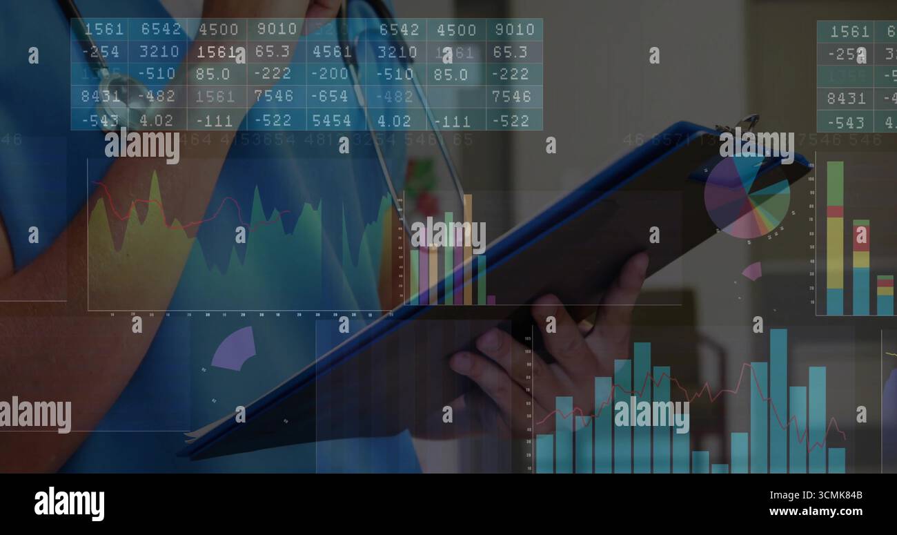 Tenant presse-papiers, médecin masculin portant des gommages et stéthoscope examinant les données en clinique, avec des graphiques Banque D'Images