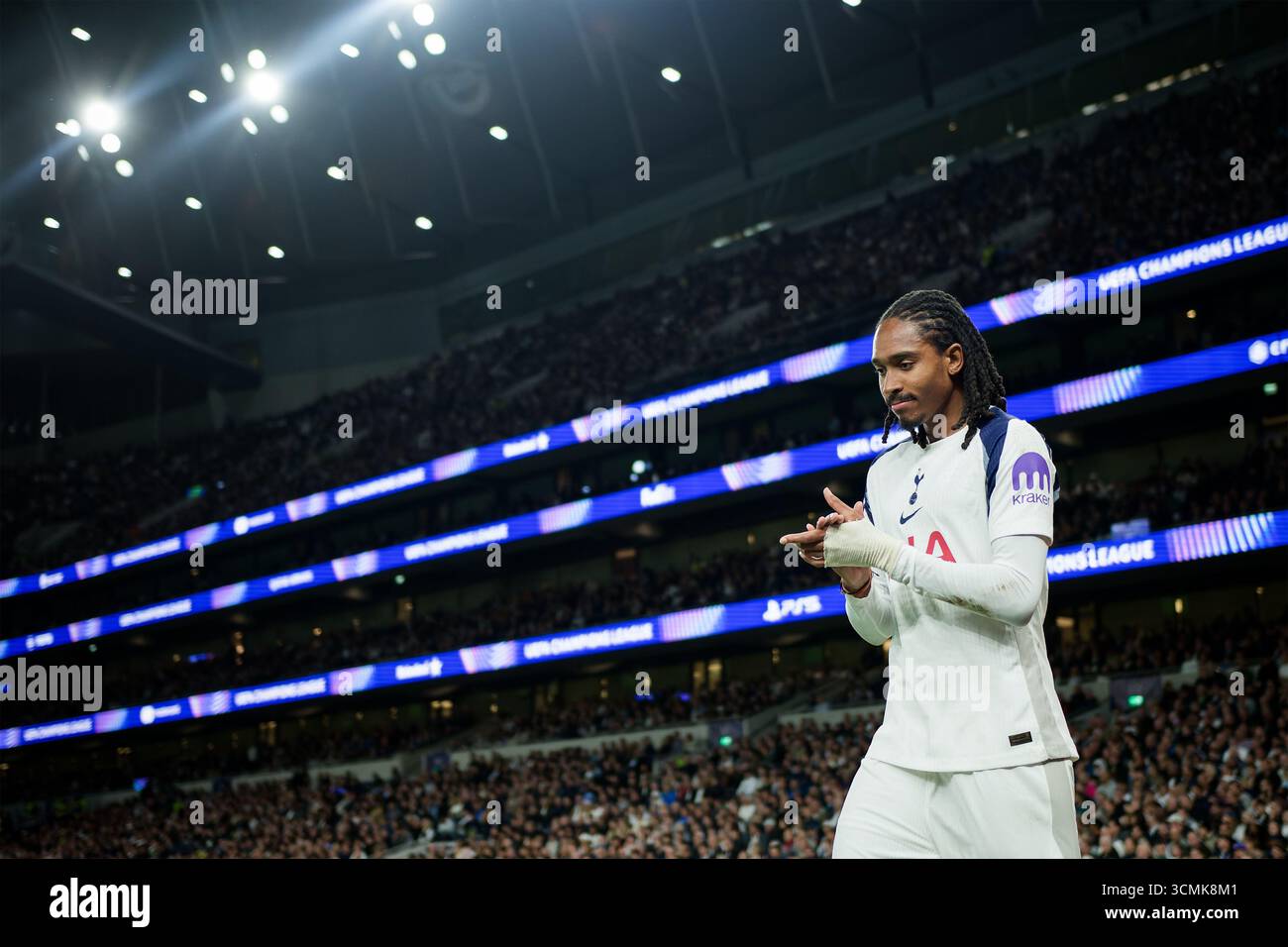 Londres, Royaume-Uni. 16 septembre 2025. Londres, Angleterre, 16 septembre 2025 : Djed Spence (24 Tottenham Hotspur) lors du match de l'UEFA Champions League entre Tottenham Hotspur et Villarreal au Tottenham Hotspur Stadium à Londres, en Angleterre. (Photo de Pedro Porru/Sports Press photo/SPP) crédit : SPP Sport Press photo. /Alamy Live News Banque D'Images