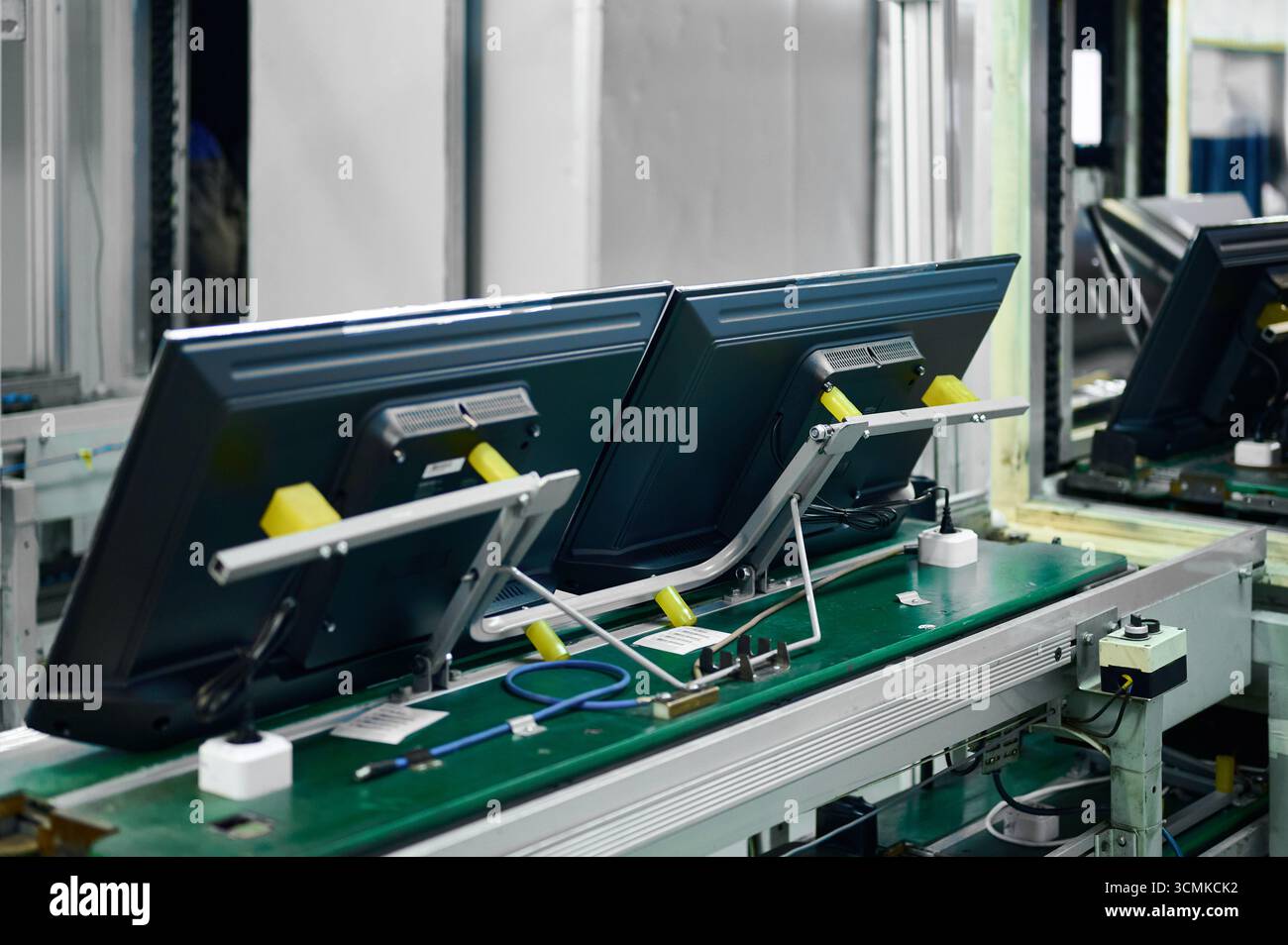 Procédé de fabrication de télévision dans une installation de production avec plusieurs unités se déplaçant le long du système de transport Banque D'Images