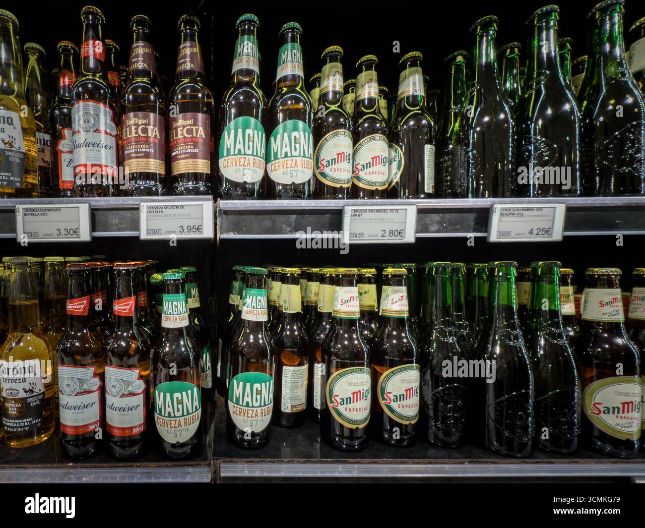 BARCELONE, ESPAGNE - 6 AVRIL 2025 : allée de bière de supermarché à Barcelone affichant des marques de bière espagnoles, y compris Cerveza San Miguel Magna et Electa, wi Banque D'Images