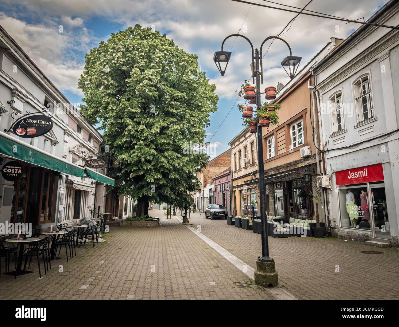 VALJEVO, SERBIE - 18 MAI 2025 : vue le long de la rue piétonne Kneza Milosa à Valjevo, bordée de cafés, de boutiques et de façades historiques, c'est le stre principal Banque D'Images