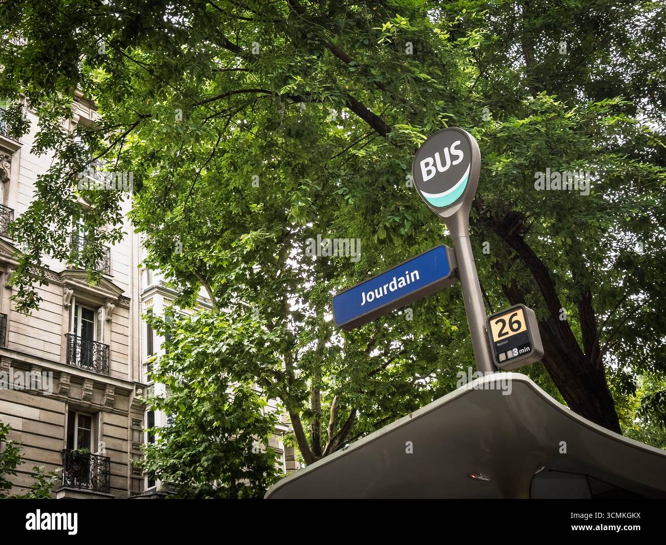 PARIS, FRANCE - 25 JUIN 2025 : arrêt de bus parisien à Jourdain, affichant l'emblème DU BUS rond, indicateur d'itinéraire pour la ligne 26, représentant le transpo public de la RATP Banque D'Images