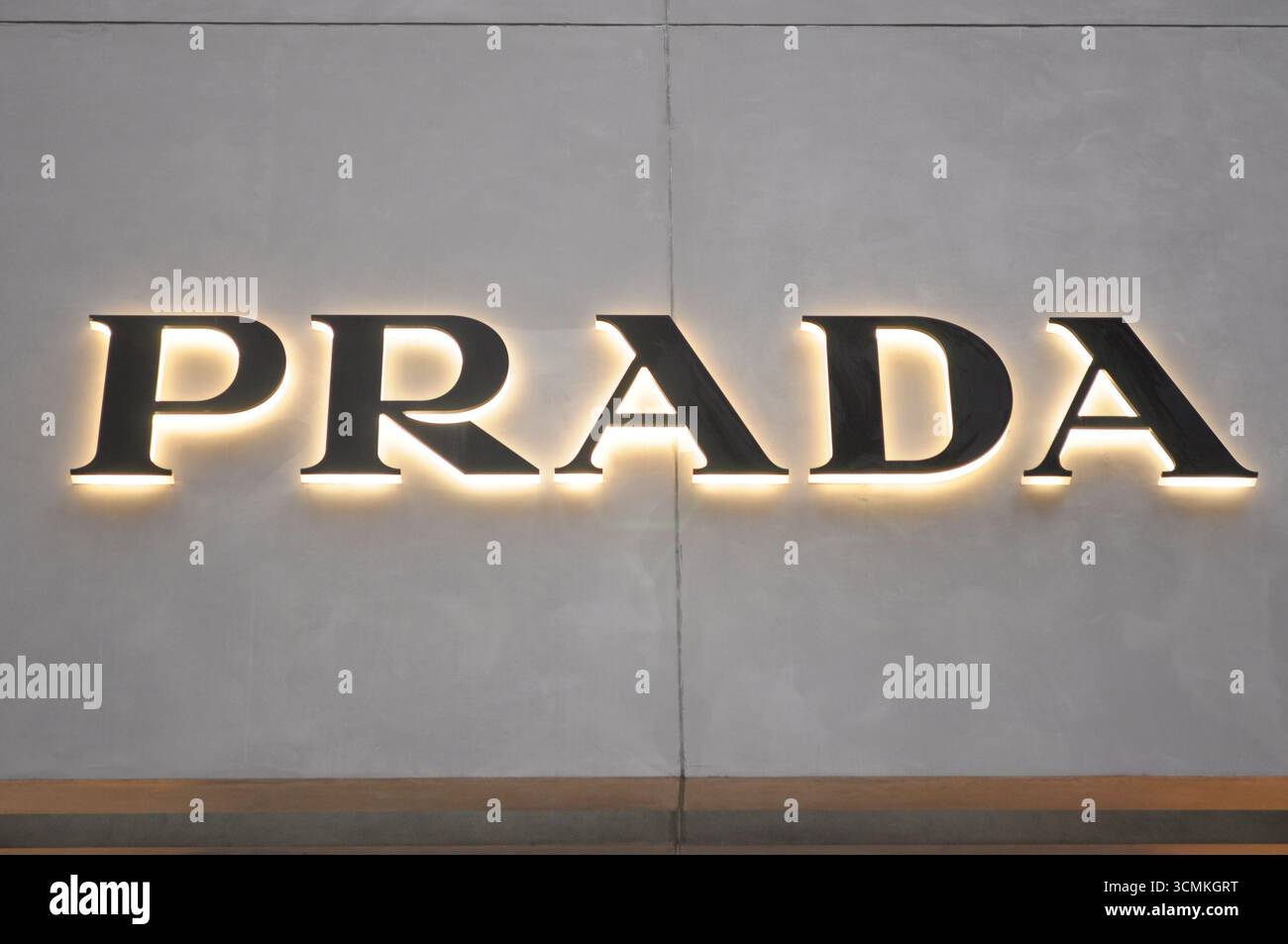 New York, États-Unis. 16 septembre 2025. Un magasin Prada est vu sur la Cinquième Avenue à Manhattan, New York. (Photo de Jimin Kim/SOPA images/SIPA USA) crédit : SIPA USA/Alamy Live News Banque D'Images
