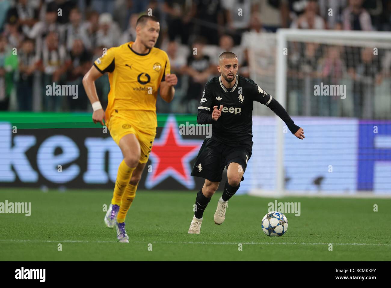 Turin, Italie. 16 septembre 2025. Edon Zhegrova de la Juventus rompt avec le ballon alors que Waldemar Anton du Borussia Dortmund termine le match Juventus vs Borussia Dortmund UEFA Champions League au stade Allianz de Turin. Le crédit photo devrait se lire : Jonathan Moscrop/Sportimage crédit : Sportimage Ltd/Alamy Live News Banque D'Images