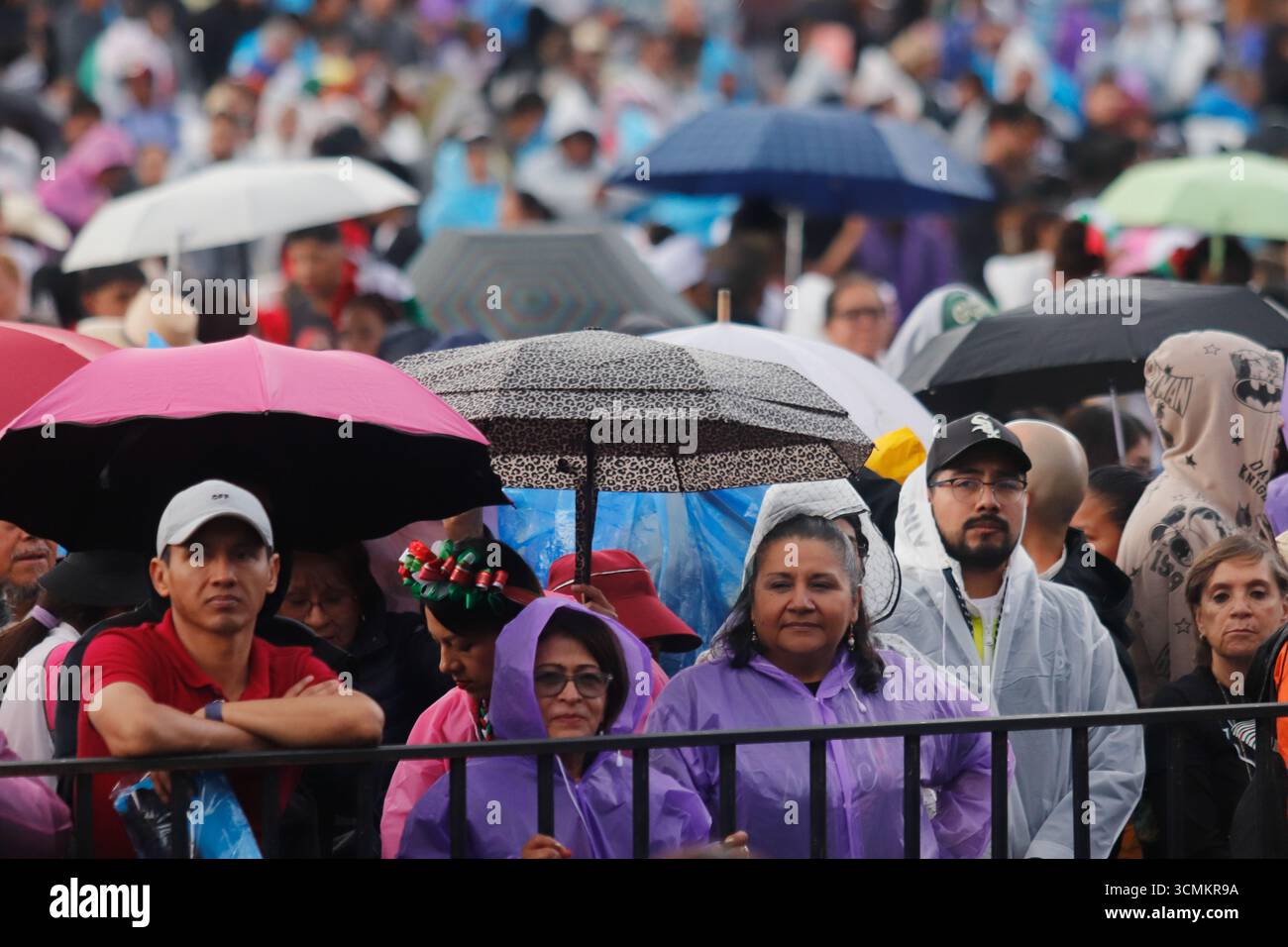 Non exclusif : les gens assistent au Grito de Dolores (cri de Dolores), présidé par la présidente mexicaine Claudia Sheinbaum, lors du 215e anniversaire Banque D'Images