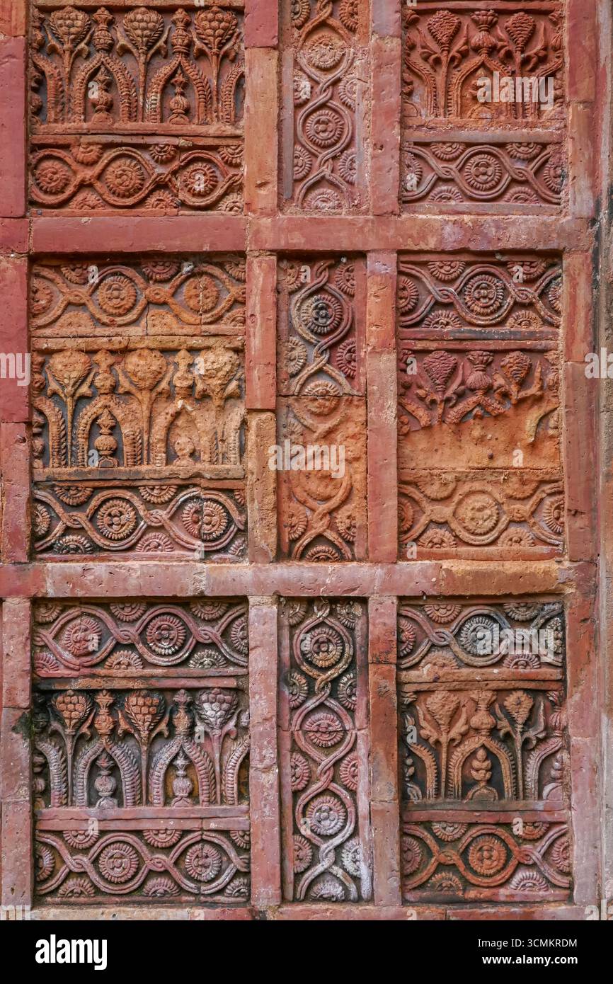 Gros plan de sculpture complexe en terre cuite avec motif floral et géométrique sur la façade de l'ancienne mosquée Atiya ou Atia, Tangail, Bangladesh Banque D'Images