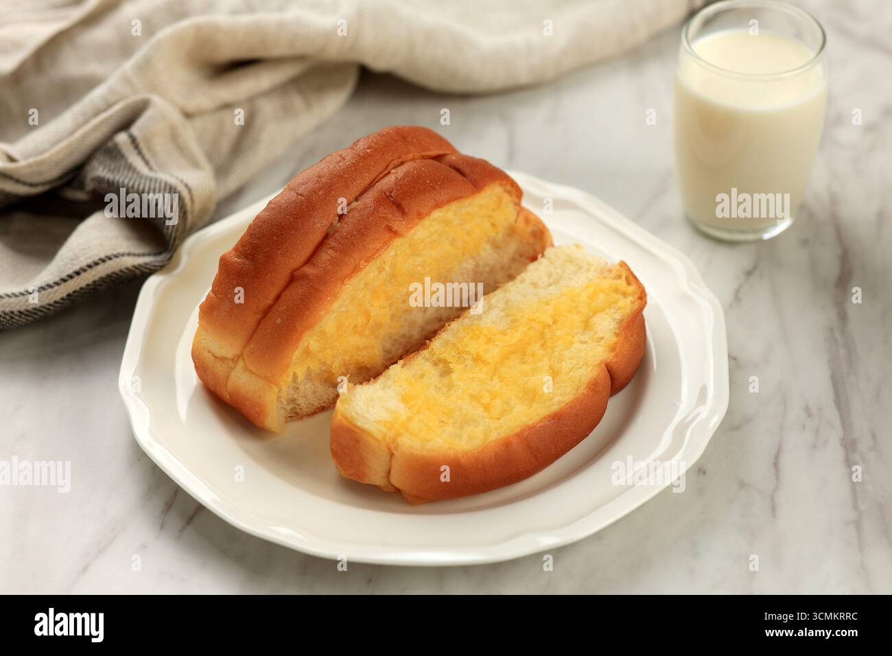 Roti Semir Jadul, pain Sweet Soft Pull Over maison avec margarine et sucre tartiné. Banque D'Images