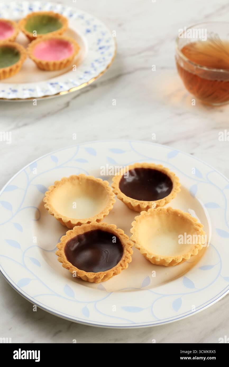 Mini tartelettes maison avec chocolat et vanille. Dessert sucré simple avec des noix. Banque D'Images